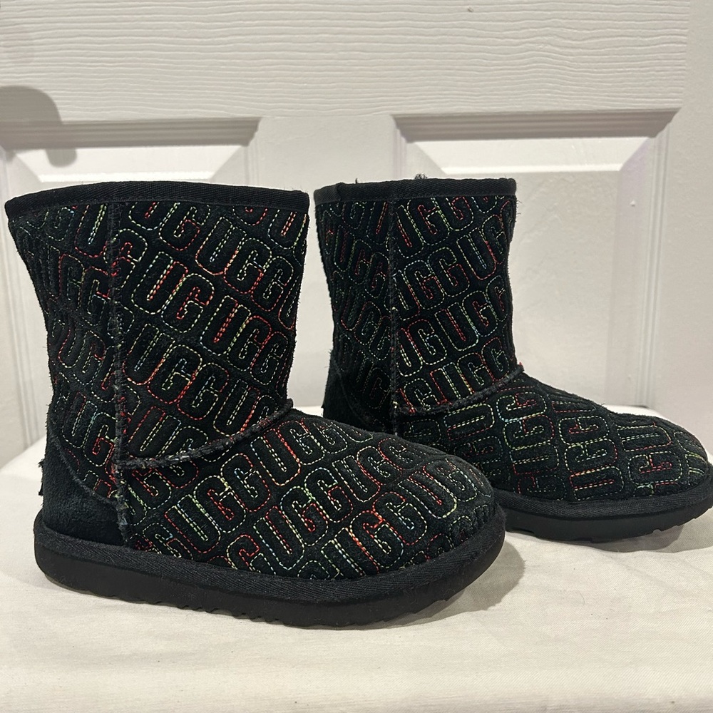 Ugg Girls Size 1 Classic II Black Graphic Stitch Sheepskin Suede Boots